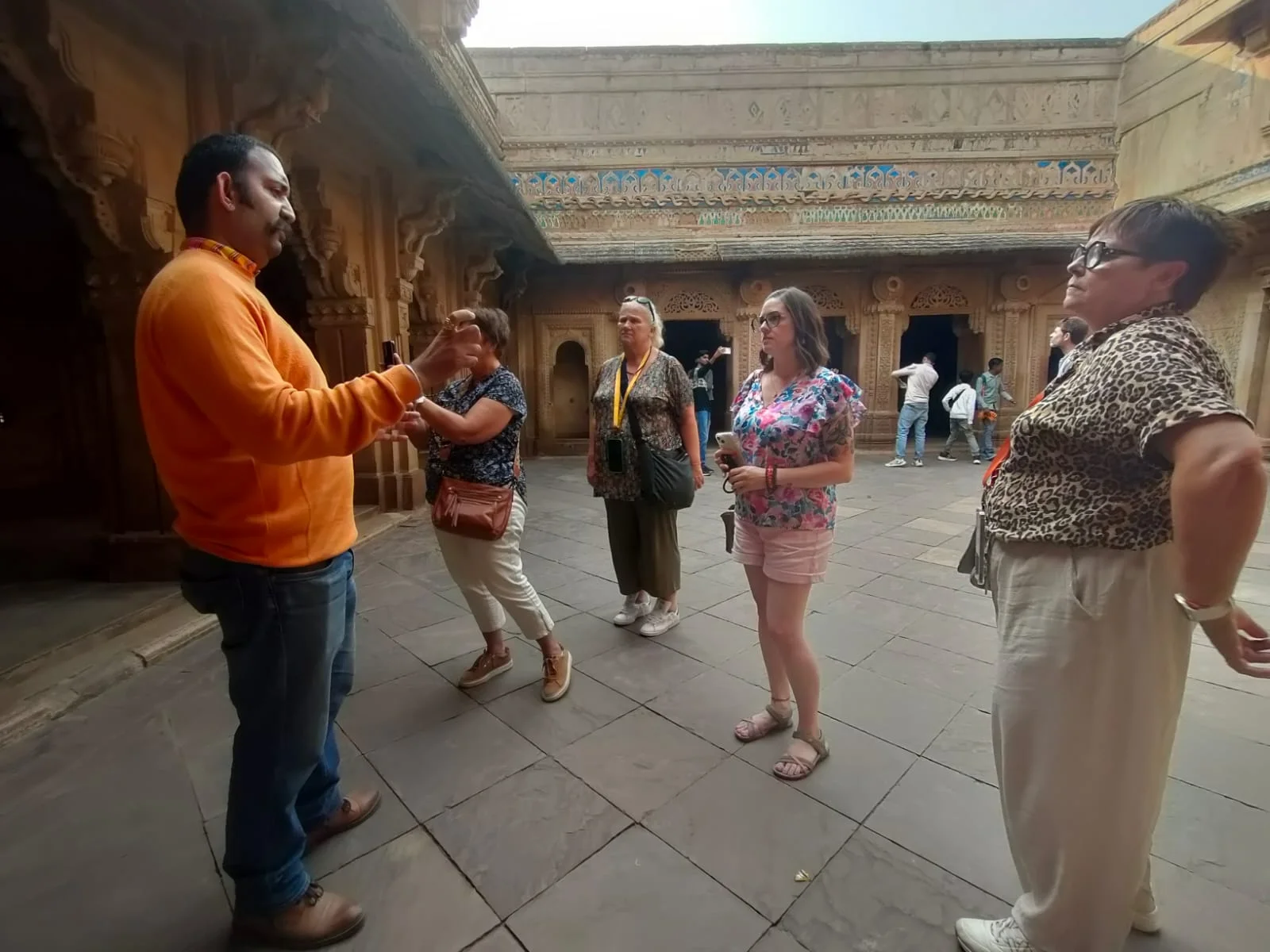 Abhi, guide local, partage l’histoire du fort de Gwalior avec ses voyageurs