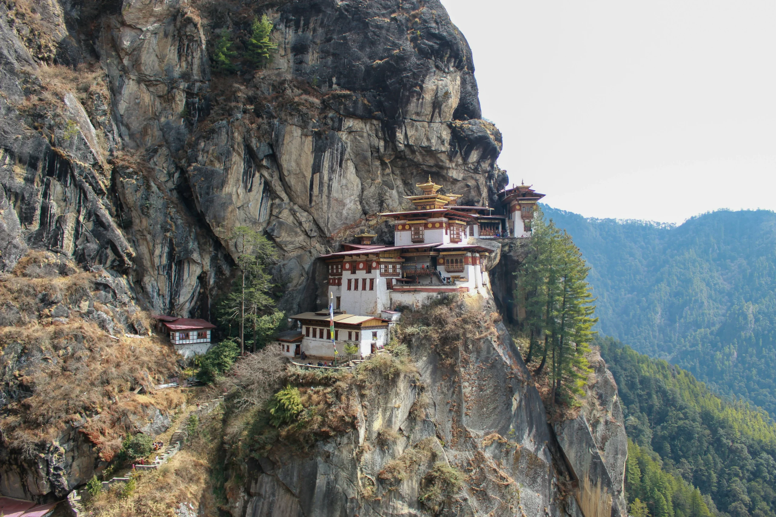 Le monastère du Nid du Tigre perché sur une falaise au Bhoutan