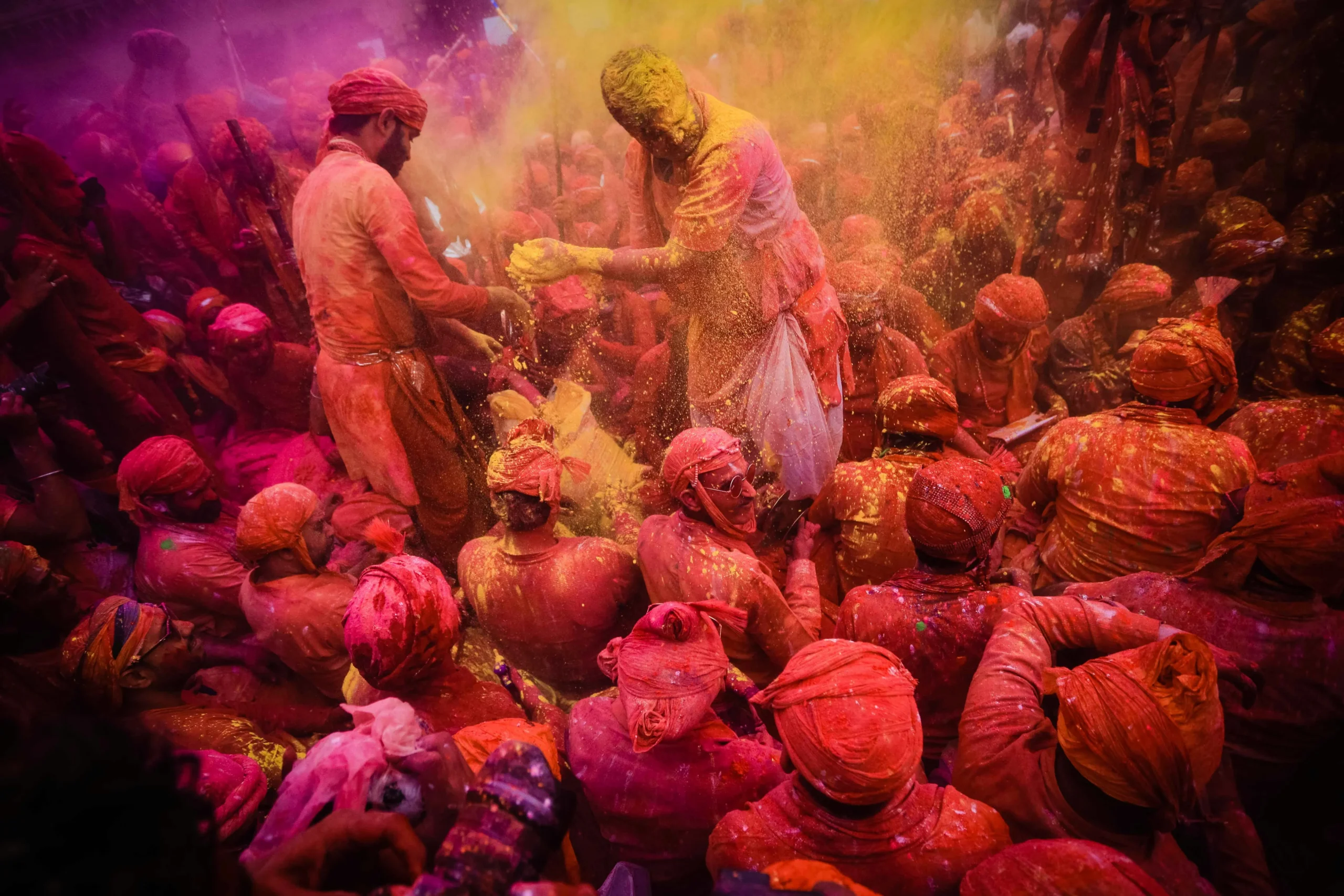 Célébration de Holi et ses poudres colorées en Inde