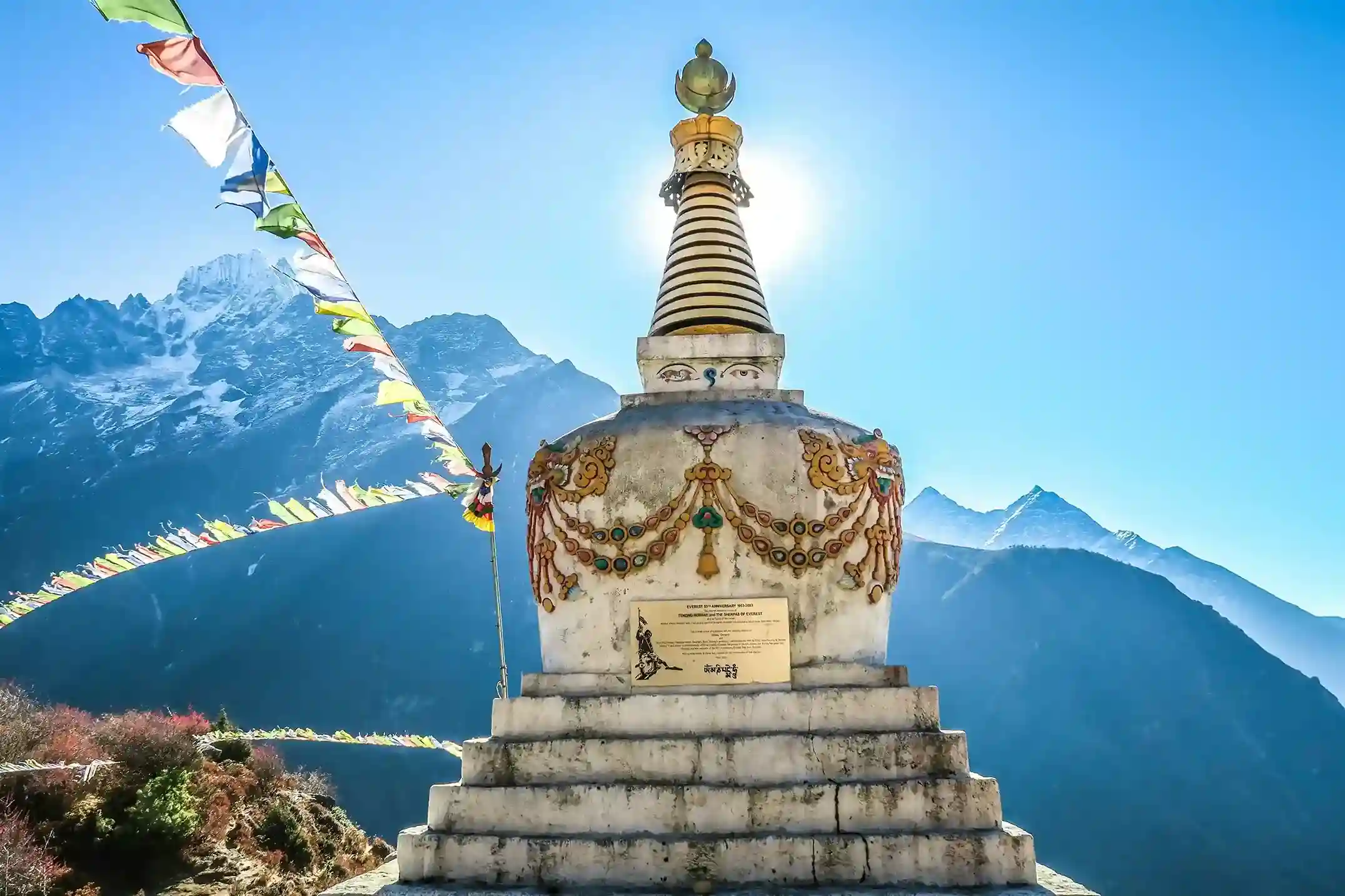 Stupa et drapeaux de prière au Népal