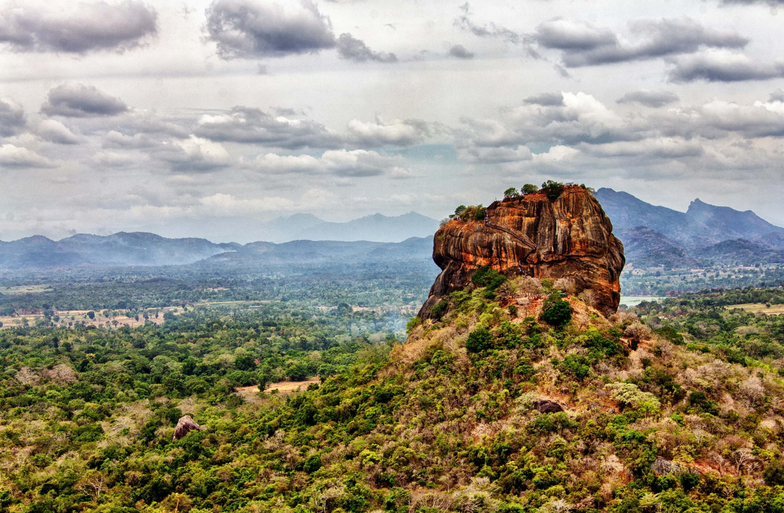 Le rocher de Sigiriya entouré de forêt au Sri Lanka