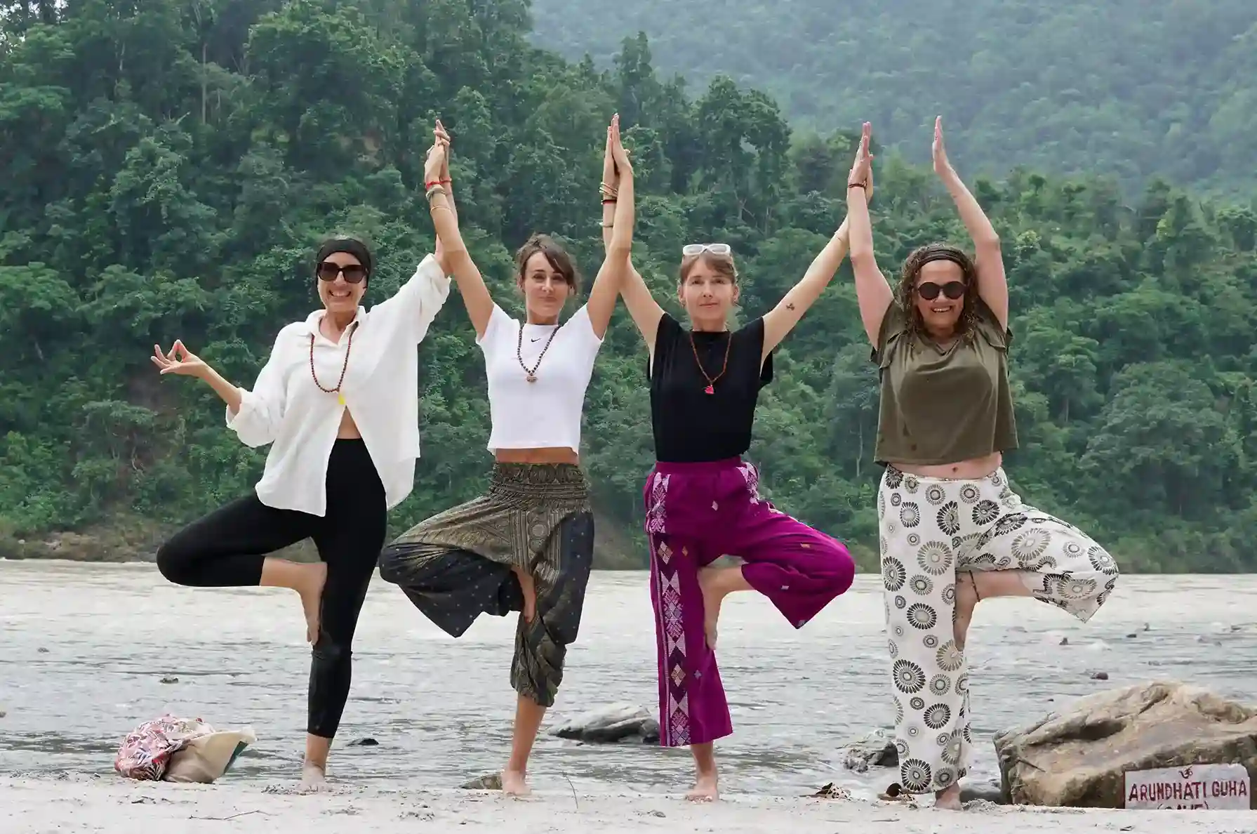 Séance de yoga en petit groupe au bord d’une rivière en Inde