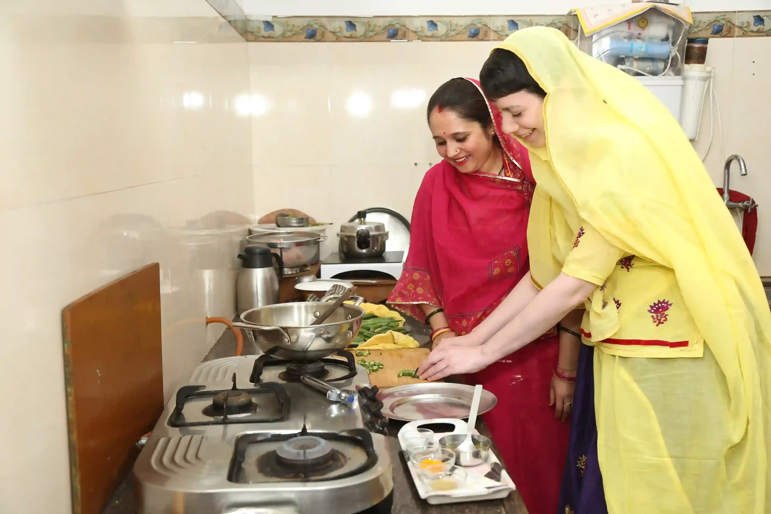 Deux femmes préparant des légumes ensemble lors d’un cours de cuisine