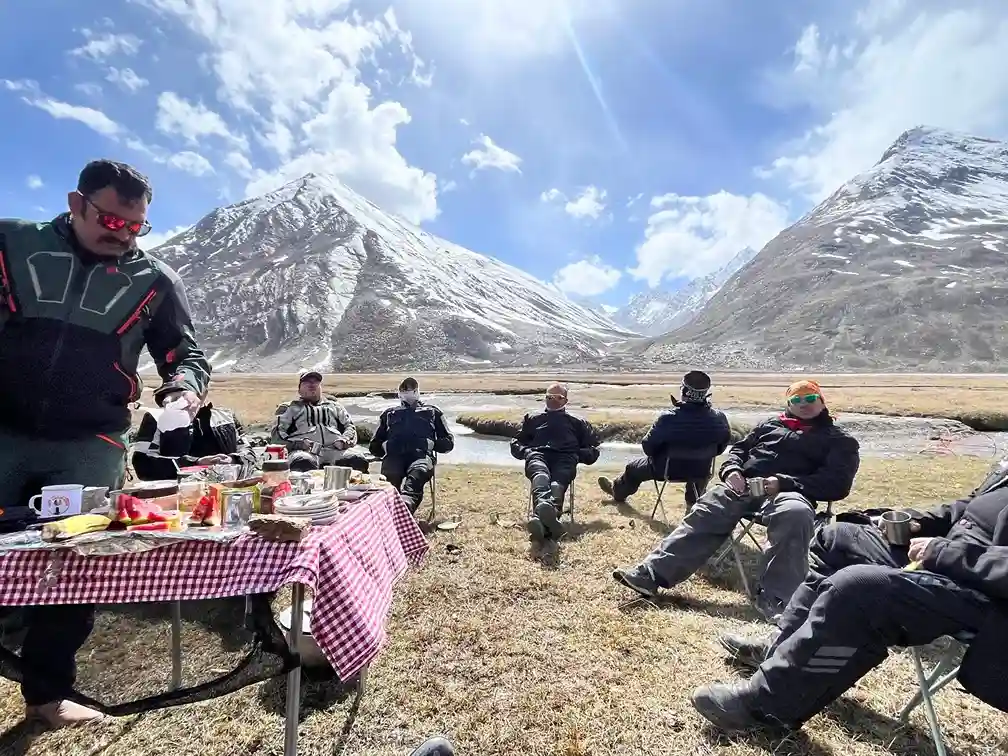 Déjeuner surprise organisé au Ladakh pour un groupe de motards, au cœur de l’Himalaya