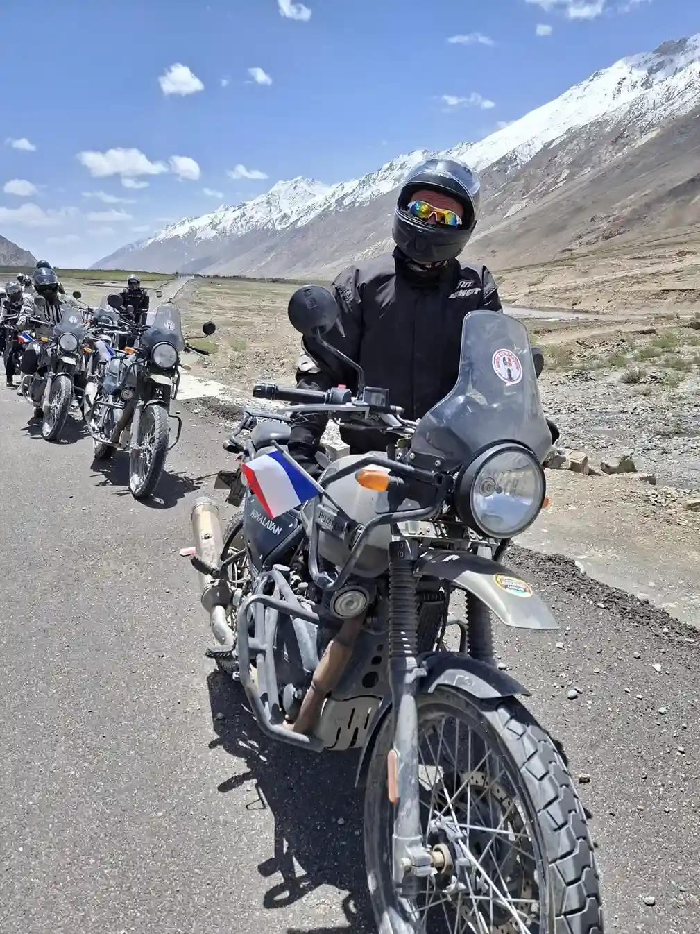 Groupe de motards équipés sur leurs Royal Enfield lors d’un voyage dans l’Himalaya