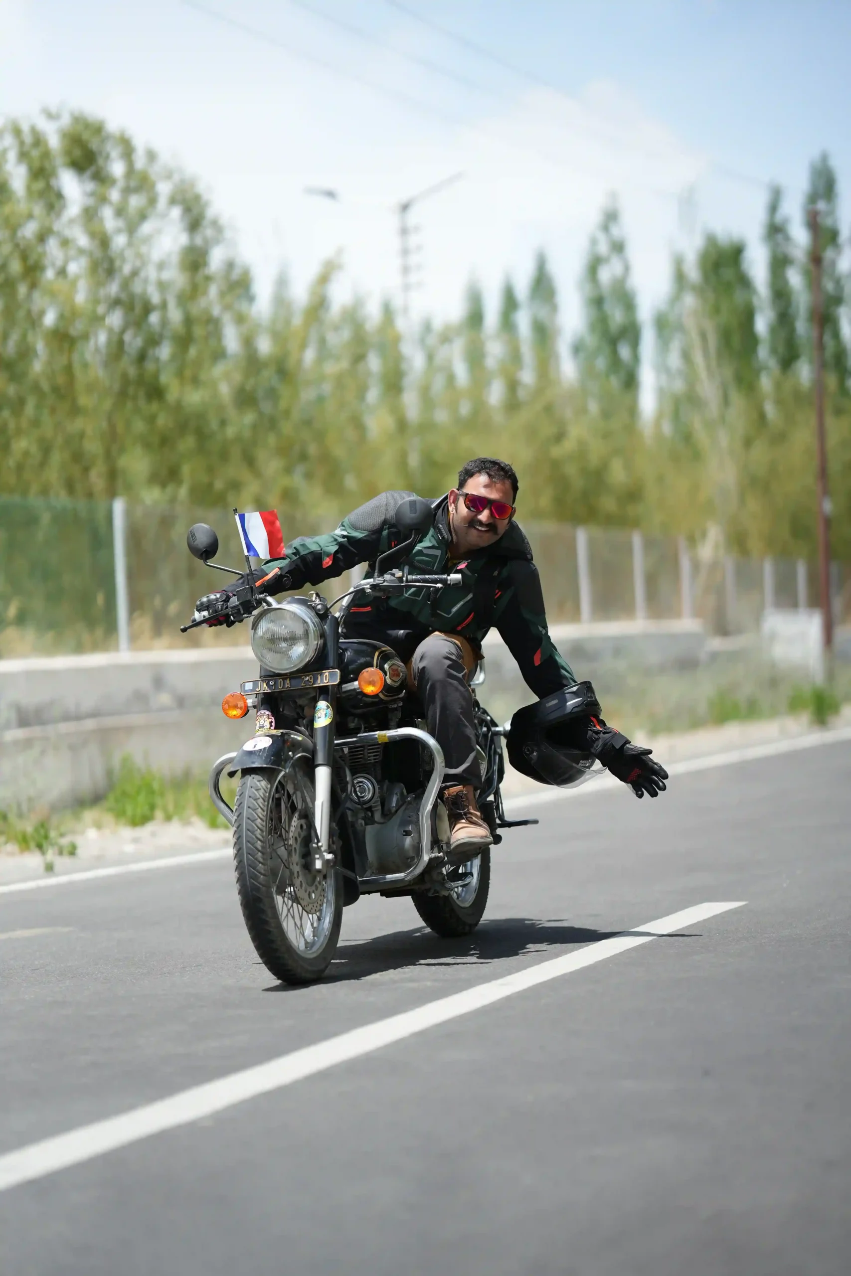 Abhi, guide local, au guidon d’une Royal Enfield lors d’un voyage à moto
