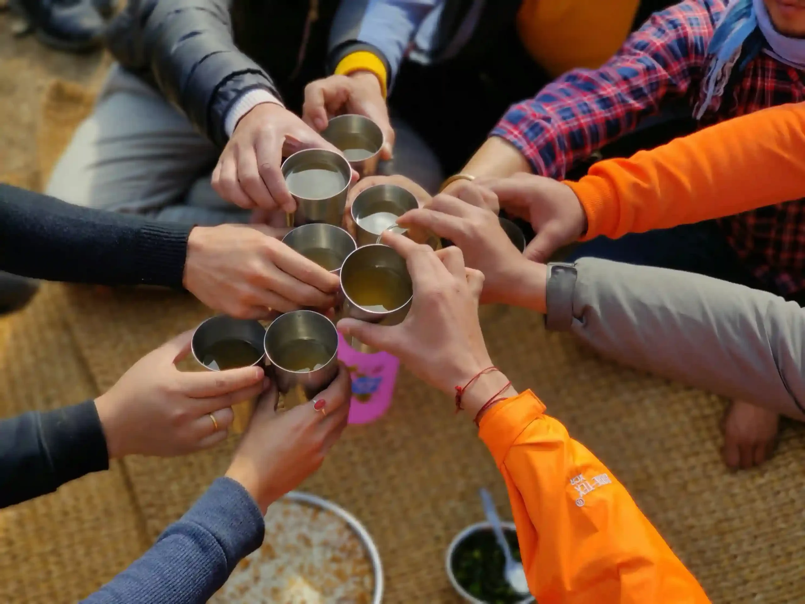 Voyageurs levant leurs tasses pour partager un moment convivial