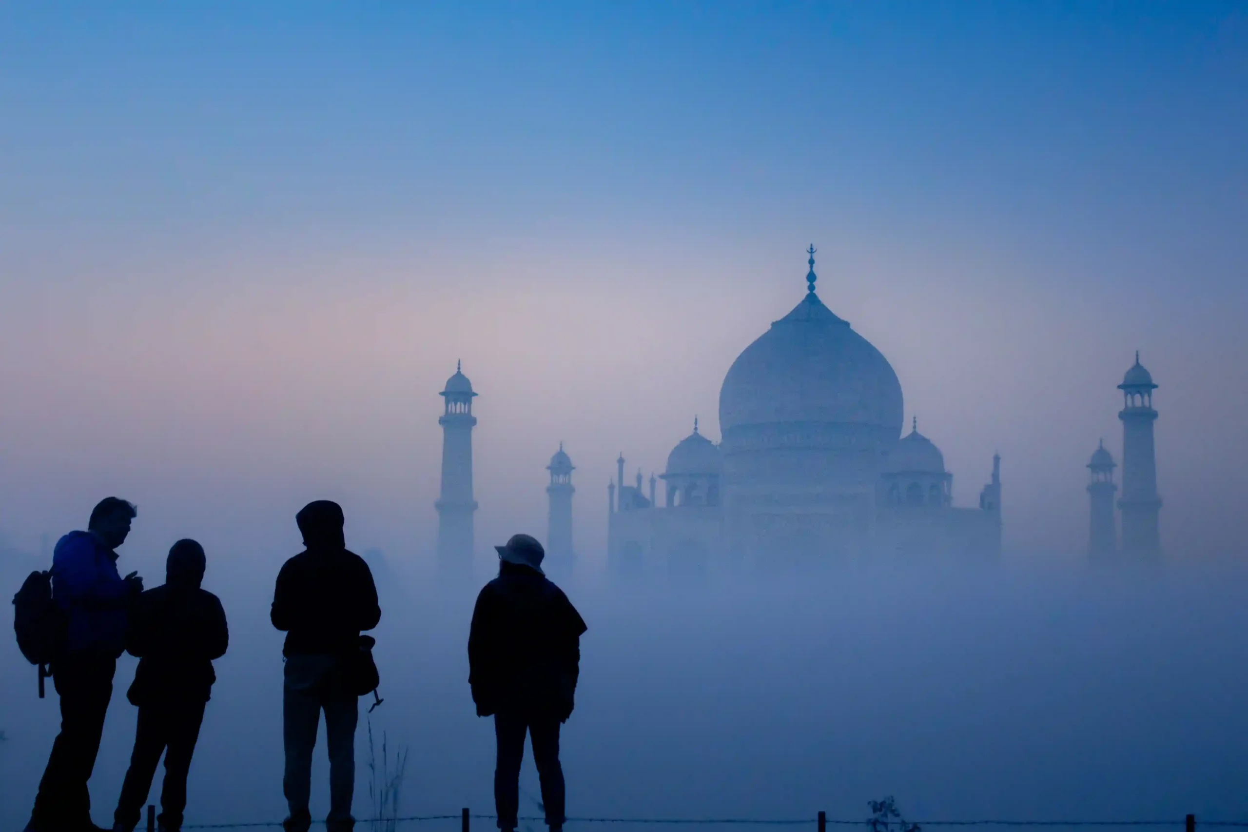 Petit groupe de voyageurs devant le Taj Mahal