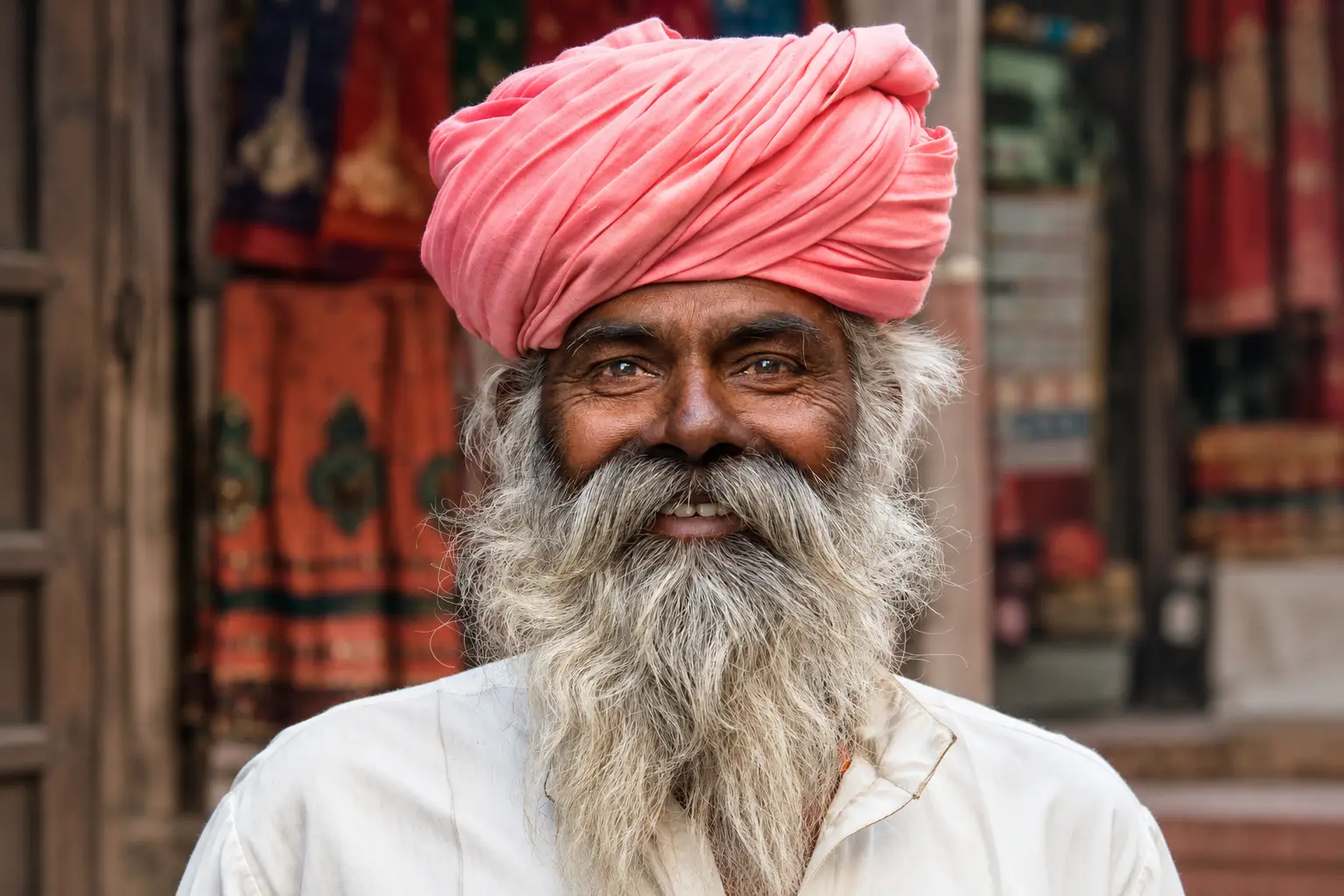 Portrait d’un homme au turban rose et à la barbe blanche