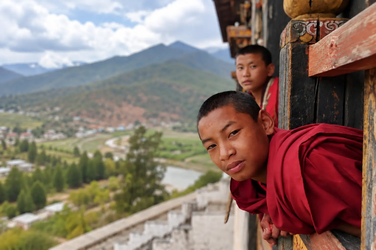 Portrait de jeunes moines à la fenêtre d’un monastère