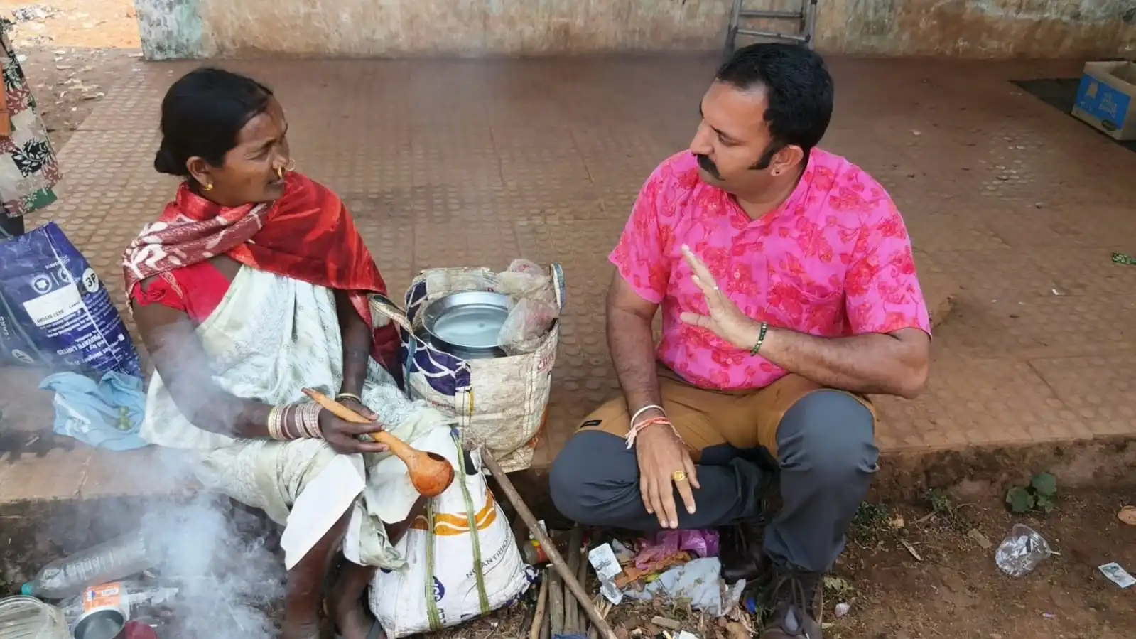 Abhimanyu échange avec une habitante lors d’une rencontre locale en Odisha, en Inde