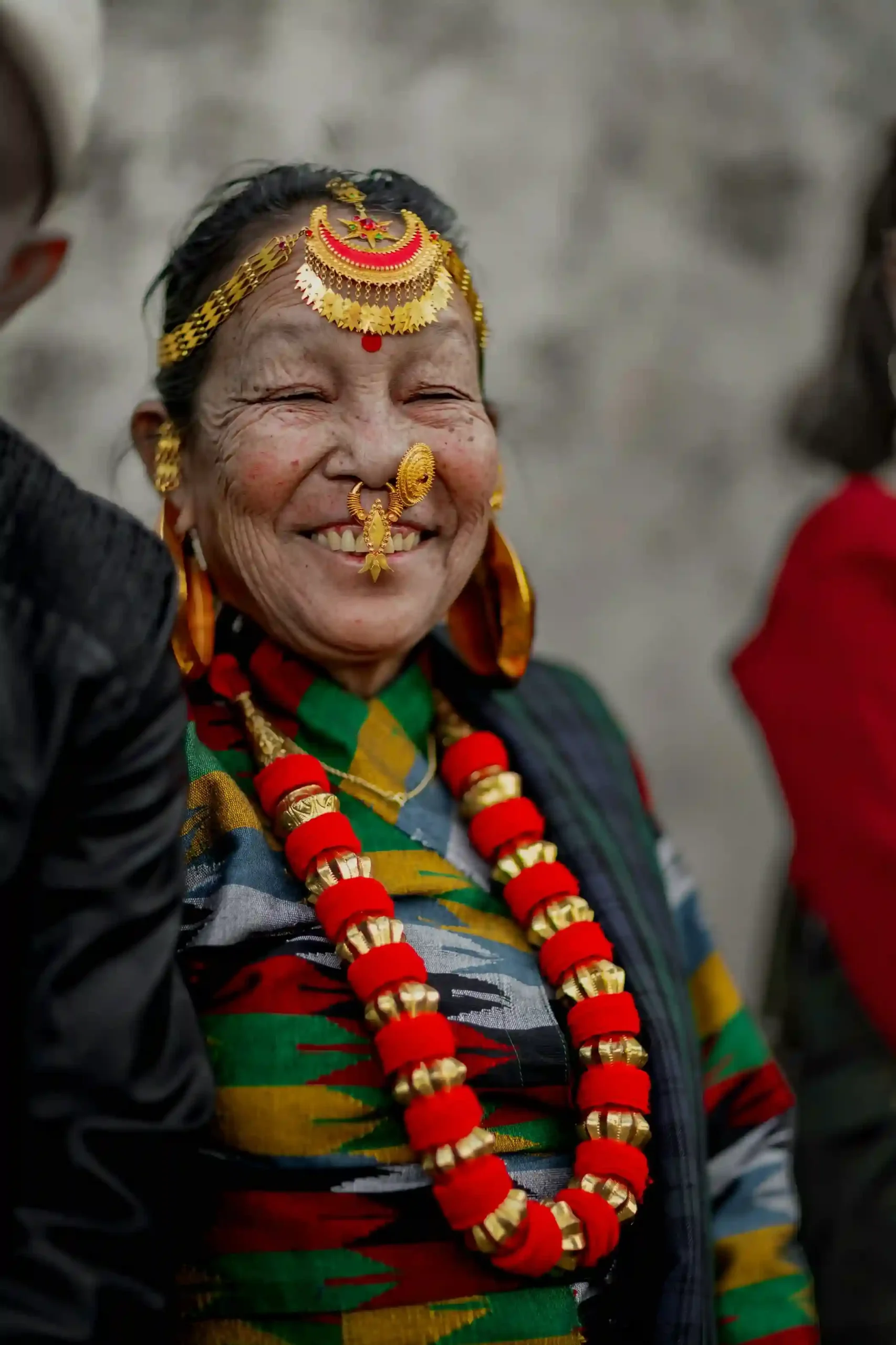Portrait d’une femme souriante portant des bijoux traditionnels au Népal