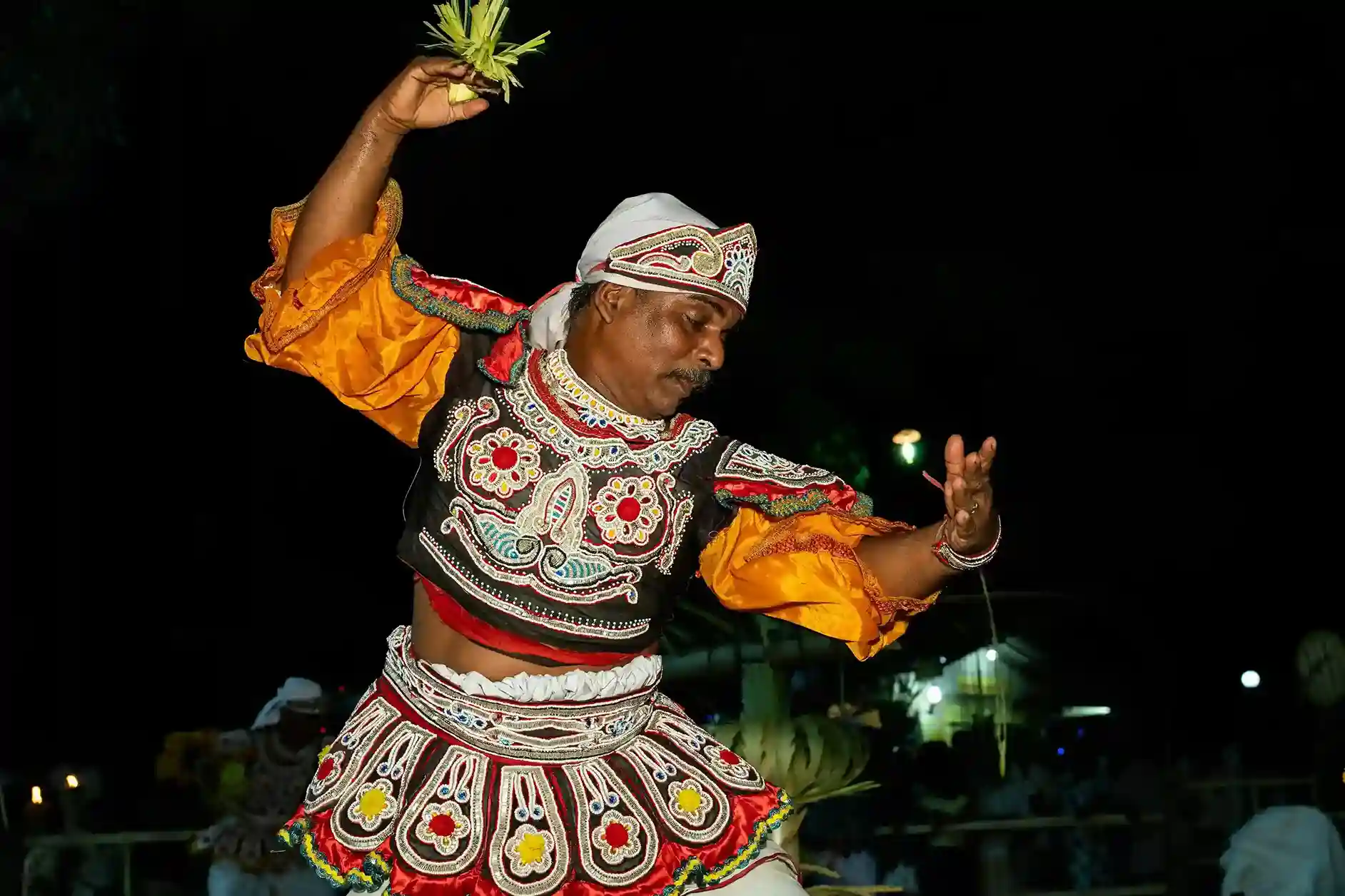 Danseur en costume traditionnel au Sri Lanka